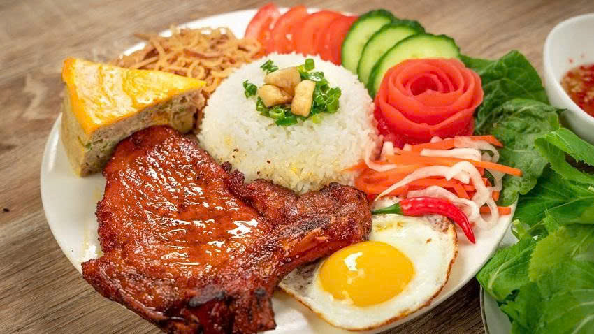 Ho Chi Minh City Guide 2026: Culture, Food & Nightlife com tam 1