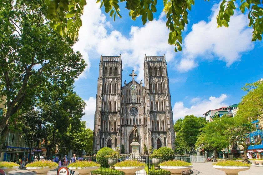 Hanoi Travel Guide: Discover Vietnam's Ancient Heart nha tho 1