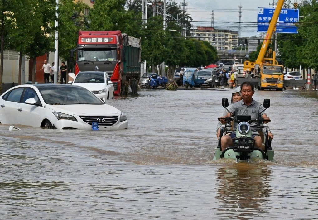Why Beijing's Forbidden City Hasn't Flooded in 600 Years Một người đàn ông lái xe máy qua con phố ngập nước ở quận Mật Vân, ngoại ô Bắc Kinh, tháng 7 Ảnh Adek BerryAFP