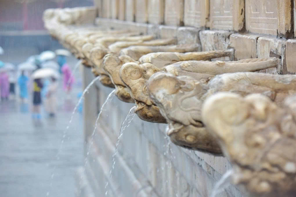 Why Beijing's Forbidden City Hasn't Flooded in 600 Years Ống dẫn nước đầu rồng ở Tử Cấm Thành Ảnh CGTN