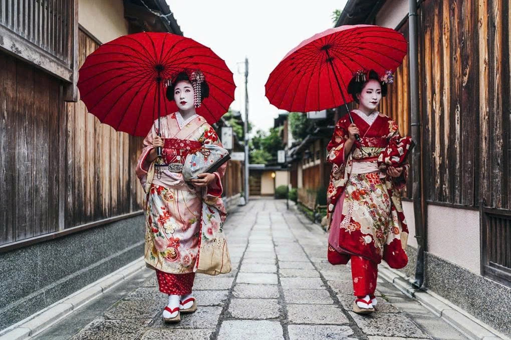 5 Global Destinations Becoming More Expensive in 2026 Due to New Tourism Taxes Maiko (apprentice geisha) walking through a narrow alley in the Gion district of Kyoto. Photo: Agoda.
