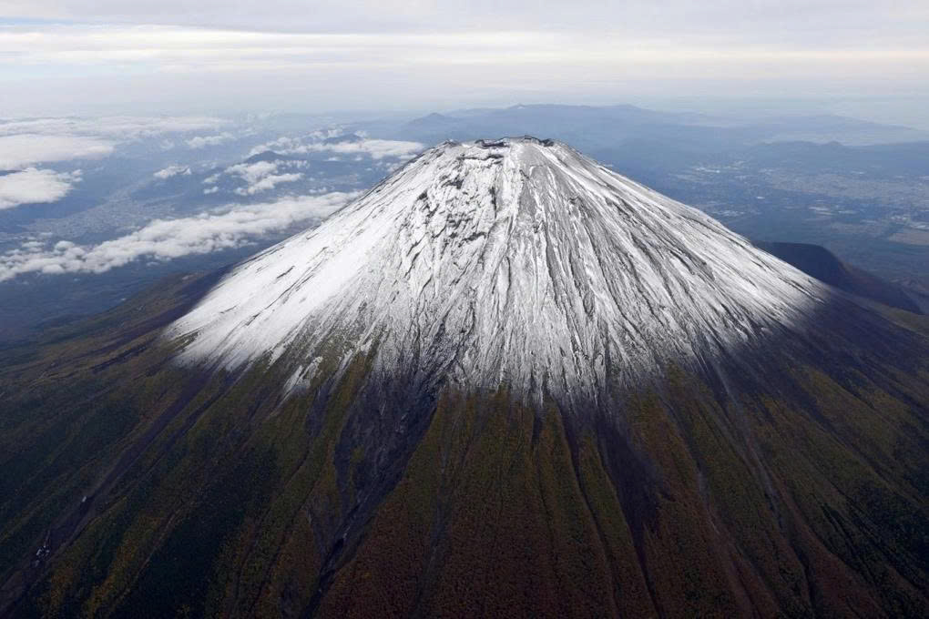 Mount Fuji’s First Snowfall Arrives Late, Sparking Climate Change Concerns 1 26